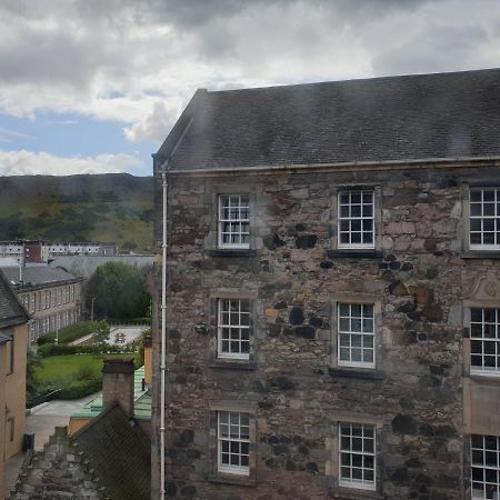 Canongate - Spacious And Historic 2 Bed Flat On Royal Mile Appartement Edinburgh Buitenkant foto