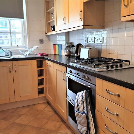 Canongate - Spacious And Historic 2 Bed Flat On Royal Mile Appartement Edinburgh Buitenkant foto