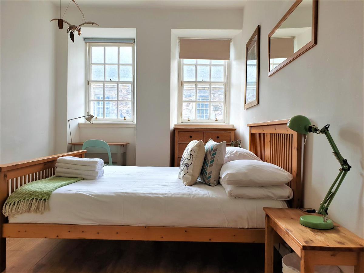 Canongate - Spacious And Historic 2 Bed Flat On Royal Mile Appartement Edinburgh Buitenkant foto